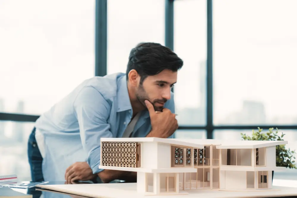 Bureau d'étude structure pour particulier - paris 2 Ingénieur structure civigo analysant les plans d'une maison pour un particulier