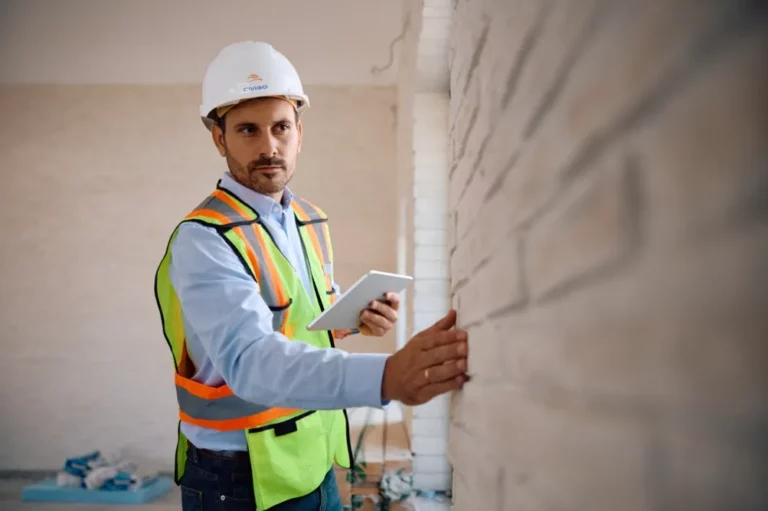 Ingénieur inspectant un mur porteur