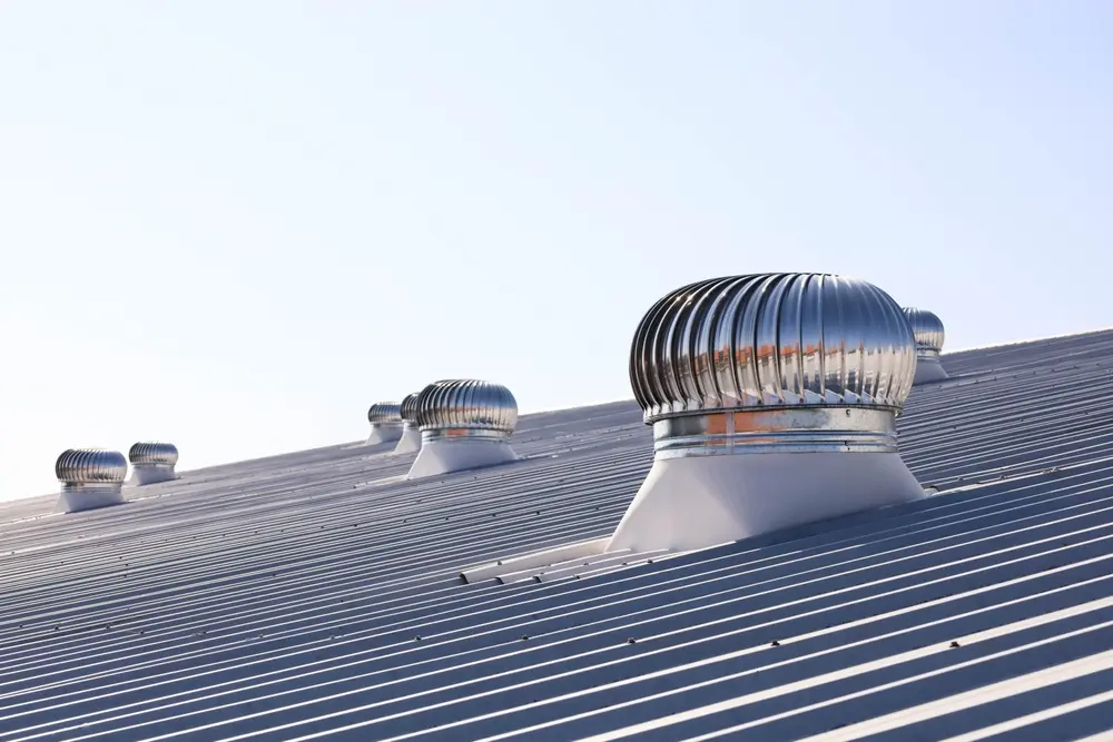 Ventilation passive en toiture de bâtiment industriel étudiée par un BET fluide