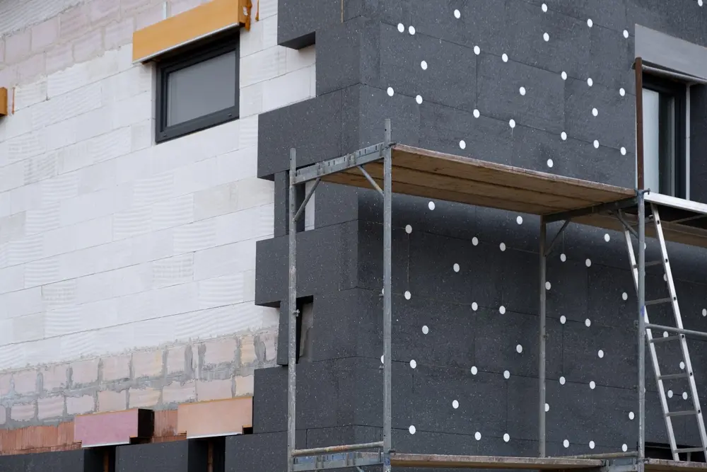 Pose de panneaux en polystyrène expansé (PSE) dans le cadre d’une isolation thermique par l’extérieur (ITE) des façades