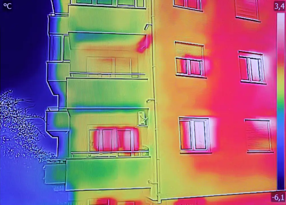 Vue thermique d’une façade d’immeuble révélant les zones de déperdition de chaleur