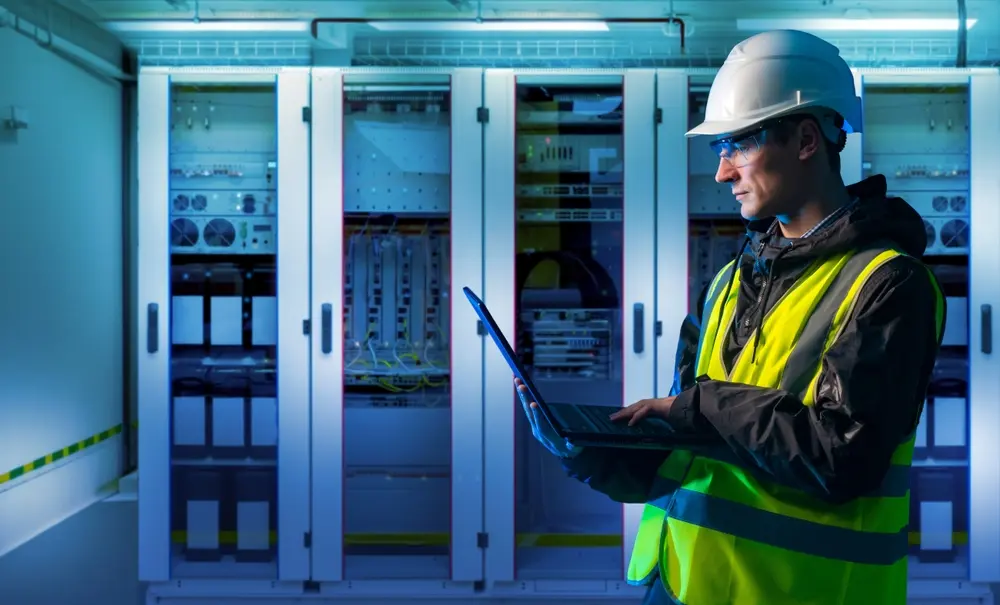 Technicien BET électricité CIVIGO contrôlant un système GTB BMS pour la supervision et l’efficacité énergétique.