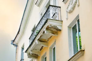 Balcon en béton présentant des fissures, nécessitant un diagnostic structurel par un bureau d’études en Île-de-France