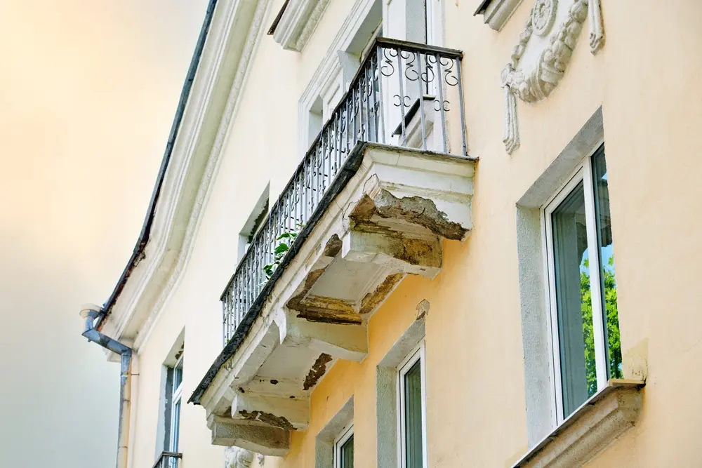 Balcon en béton présentant des fissures, nécessitant un diagnostic structurel par un bureau d’études en Île-de-France