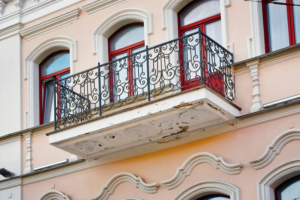 Balcon présentant des fissures en béton, nécessitant un diagnostic structurel en Île-de-France