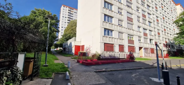 Façade principale de la salle du Square de l’Horloge à Vitry-sur-Seine, entrée du futur centre de loisirs avec travaux de rénovation énergétique.