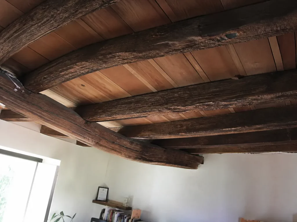 Poutres et solives anciennes fortement déformées sous charge – flèche excessive nécessitant un diagnostic structurel