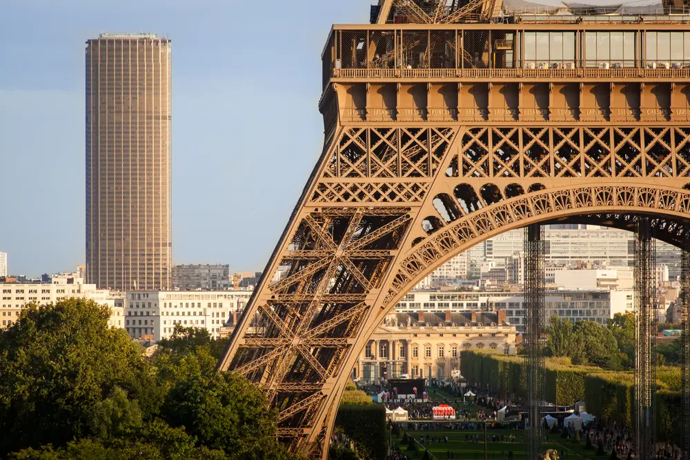 Vue sur la tour Eiffel et la tour Montparnasse depuis Paris, deux symboles architecturaux de la capitale française