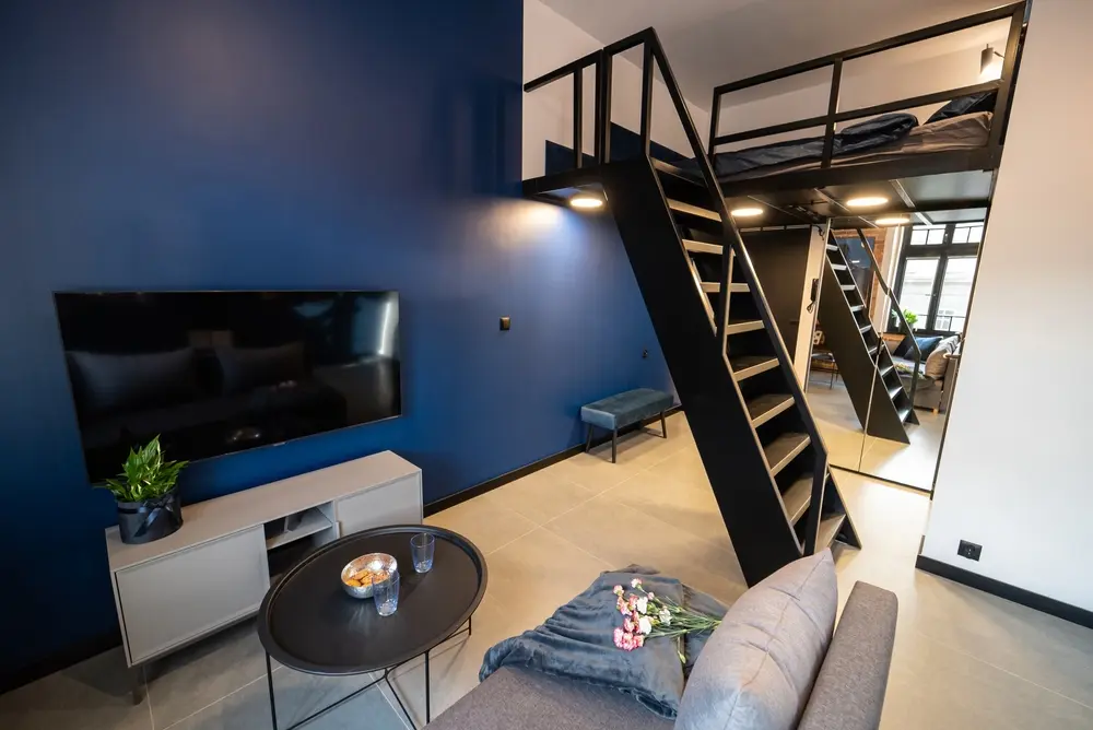 Mezzanine en acier autoportée conçue par le bureau d'étude structure CIVIGO pour un appartement lyonnais