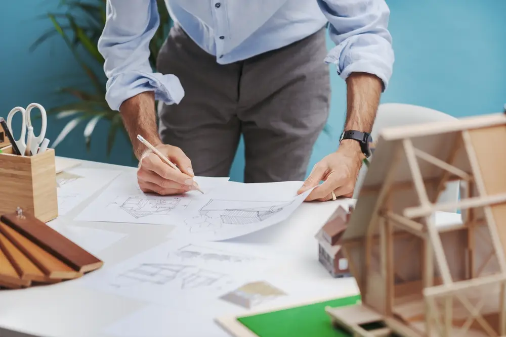 Ingénieur CIVIGO réalisant des études structurelles sur des plans pour une construction neuve à Lyon